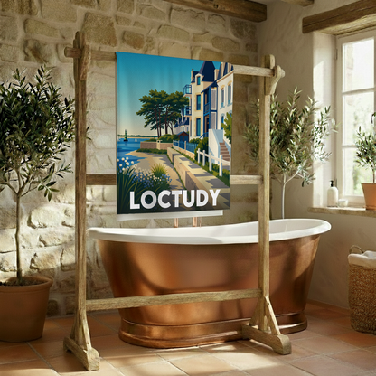 Serviette de bain souvenir de la ville de Loctudy avec une illustration stylisée du front de mer.