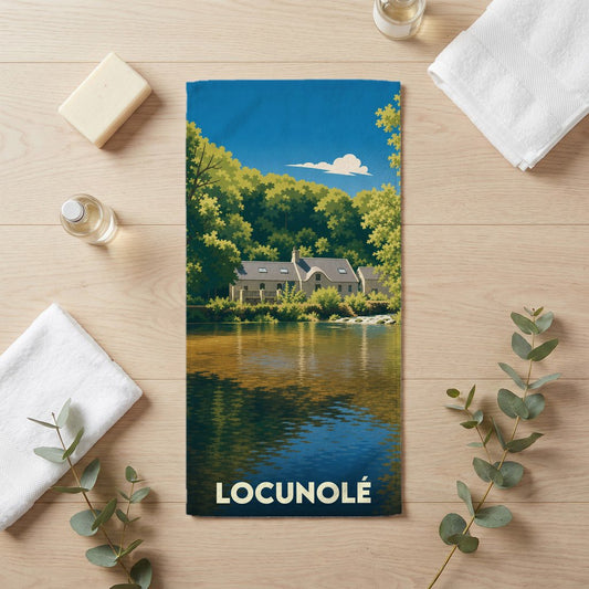Serviette de bain souvenir de la ville de Locunolé avec une illustration stylisée d'un moulin au bord de l'eau.