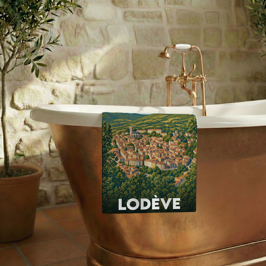 Serviette de bain souvenir de la ville de Lodève avec une illustration stylisée.