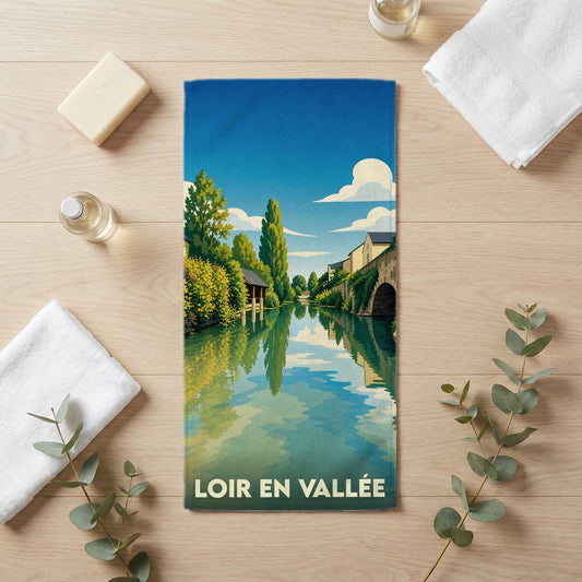 Serviette de bain souvenir de Loir en Vallée avec une illustration stylisée d'un cours d'eau.