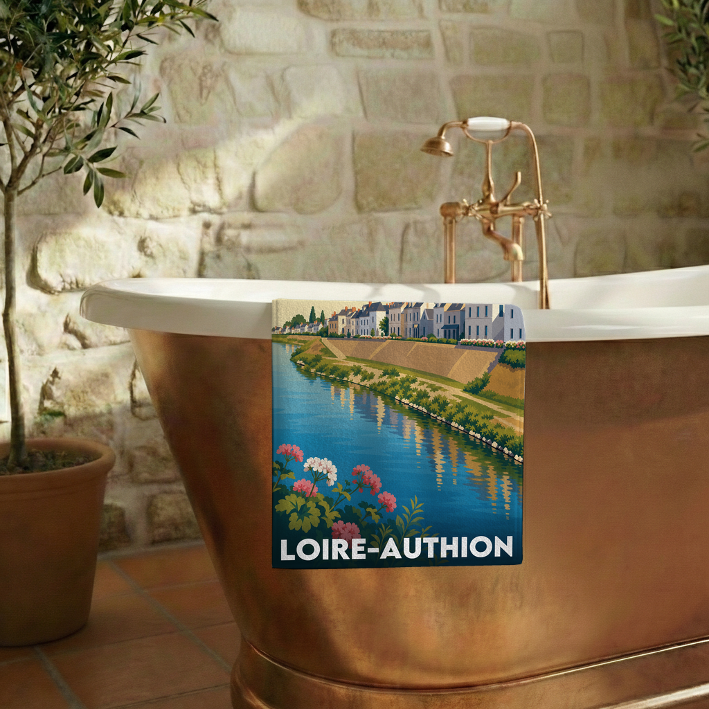 Serviette de bain souvenir de la ville de Loire-Authion avec une illustration stylisée.