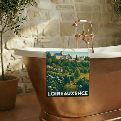 Serviette de bain souvenir de Loireauxence ornée d'une illustration paysagère stylisée.
