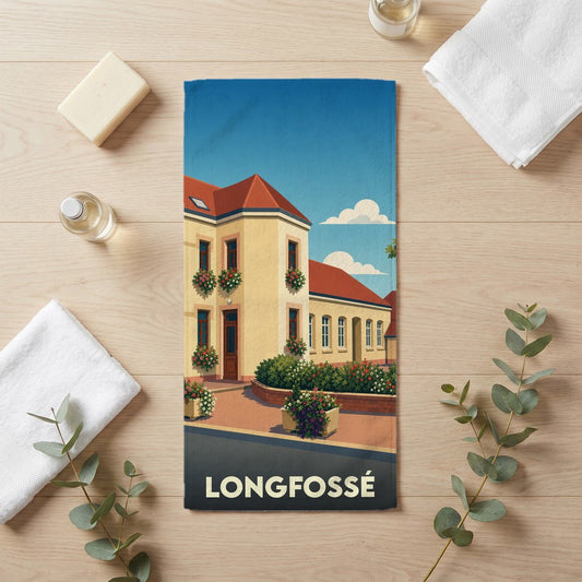 Serviette de bain souvenir de la ville de Longfossé avec une illustration stylisée d'un bâtiment fleuri sous un ciel bleu.