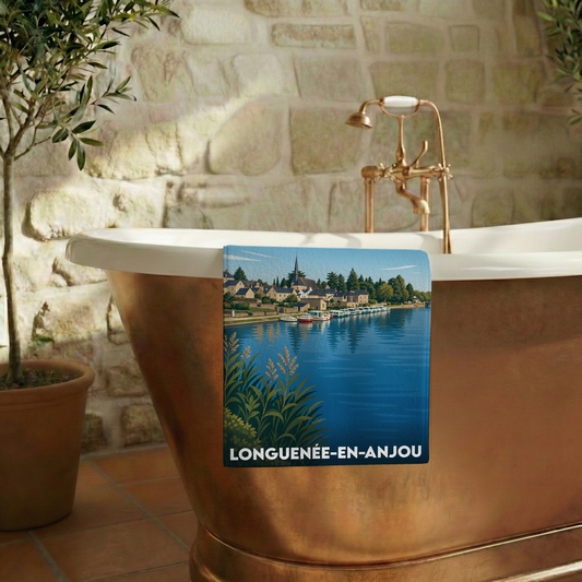 Serviette de bain souvenir de la ville de Longuenée-en-Anjou avec une illustration stylisée d'un paysage de bord de rivière.
