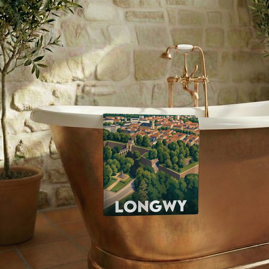 Serviette de bain souvenir de la ville de Longwy avec une illustration stylisée.