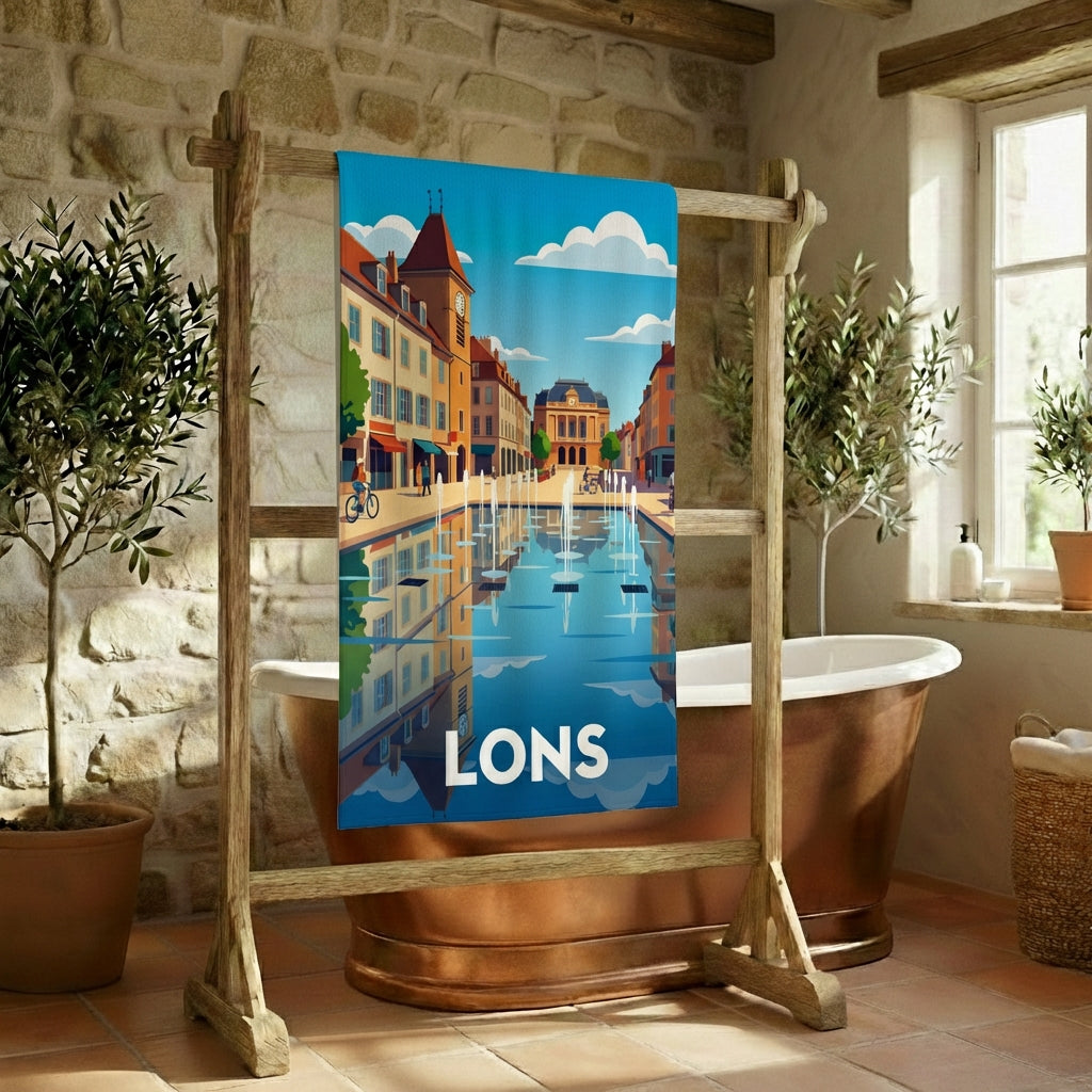 Serviette de bain souvenir de la ville de Lons avec une illustration stylisée d'une place et de ses fontaines.