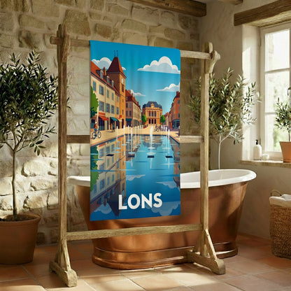 Serviette de bain souvenir de la ville de Lons avec une illustration stylisée d'une place et de ses fontaines.