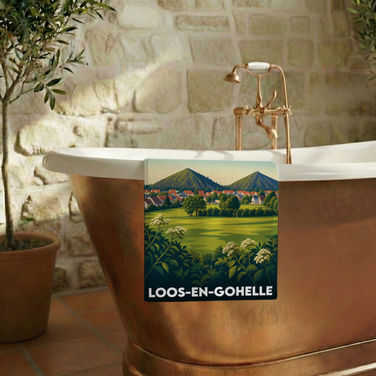 Serviette de bain souvenir de Loos-en-Gohelle avec une illustration stylisée des terrils et de la ville.