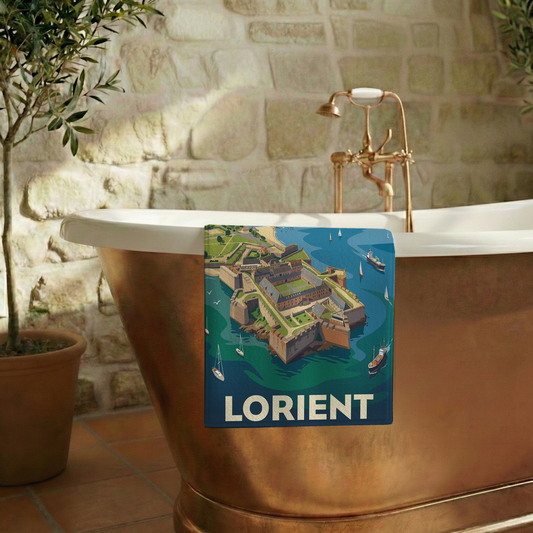 Serviette de bain souvenir de la ville de Lorient avec une illustration stylisée de son littoral.
