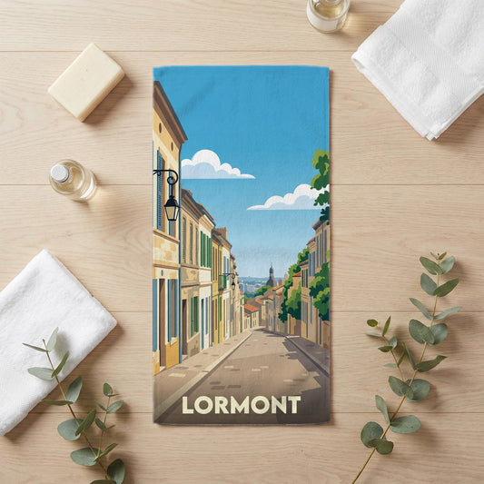 Serviette de bain souvenir de la ville de Lormont avec une illustration stylisée d'une rue pittoresque.