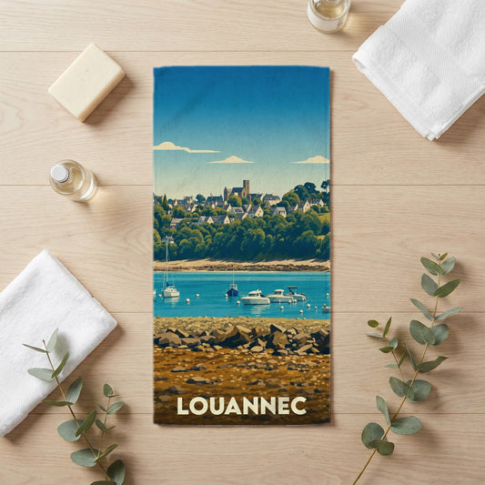 Serviette de bain souvenir de la ville de Louannec avec une illustration stylisée de son port et de son église.