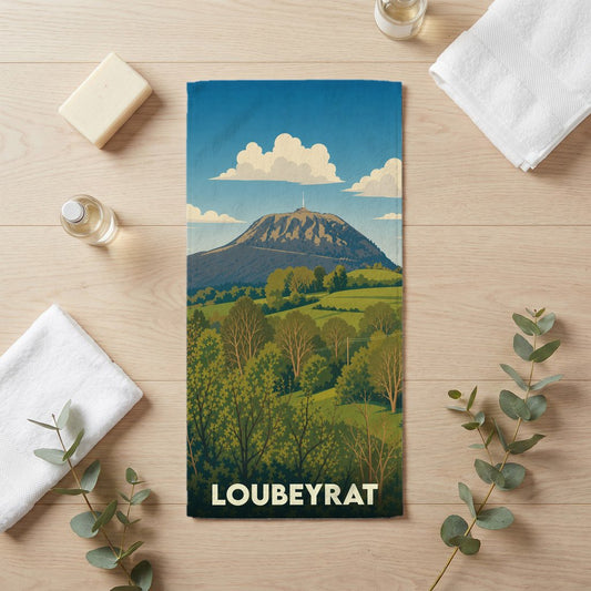 Serviette de bain souvenir de la ville de Loubeyrat avec une illustration stylisée d'un paysage montagneux.
