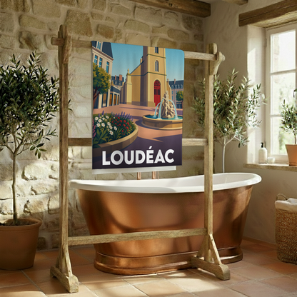 Serviette de bain souvenir de la ville de Loudéac illustrée d'un paysage urbain coloré et stylisé.