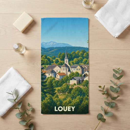 Serviette de bain souvenir de la ville de Louey avec une illustration stylisée d'un village de montagne.