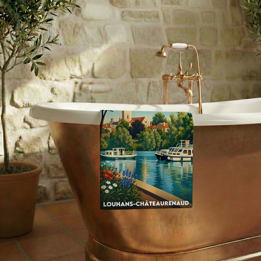 Serviette de bain souvenir de la ville de Louhans-Châteaurenaud avec une illustration stylisée.