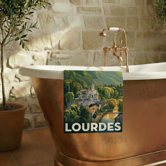 Serviette de bain souvenir de la ville de Lourdes avec une illustration stylisée de son paysage.