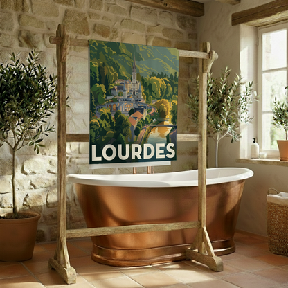 Serviette de bain souvenir de la ville de Lourdes avec une illustration stylisée du sanctuaire.