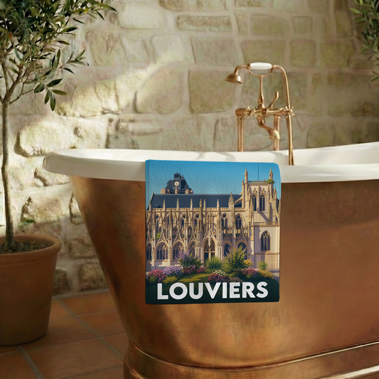 Serviette de bain souvenir de la ville de Louviers avec une illustration stylisée.