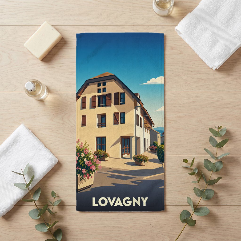 Serviette de bain souvenir de la ville de Lovagny illustrée d'un bâtiment traditionnel coloré.