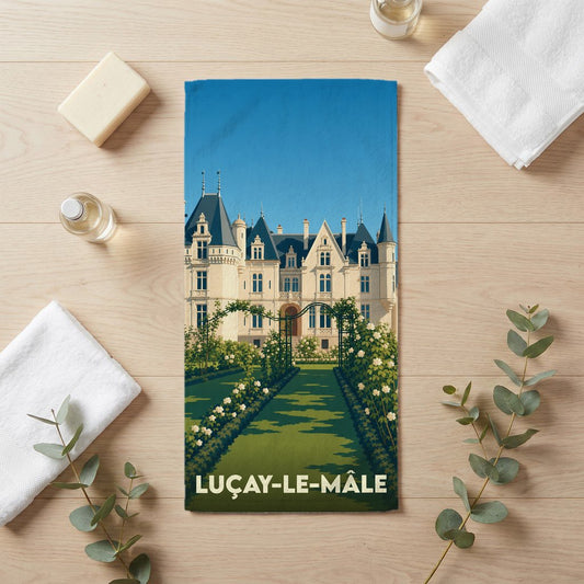 Serviette de bain souvenir de la ville de Luçay-le-Mâle illustrée d'un château majestueux et de ses jardins.