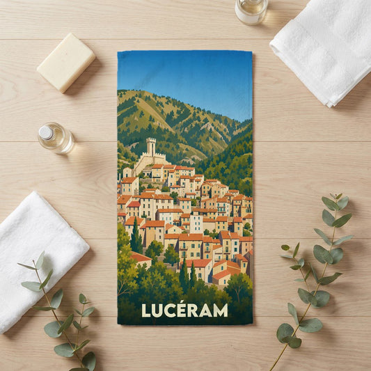 Serviette de bain souvenir de la ville de Lucéram avec une illustration stylisée.