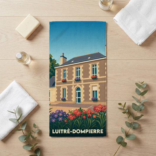 Serviette de bain souvenir de la ville de Luitré-Dompierre avec une illustration stylisée.