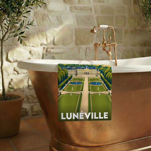 Serviette de bain souvenir de la ville de Lunéville avec une illustration stylisée.