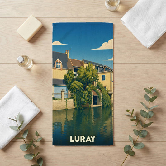 Serviette de bain souvenir de la ville de Luray avec une illustration stylisée de maisons au bord de l'eau.