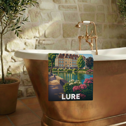Serviette de bain souvenir de la ville de Lure avec une illustration stylisée.