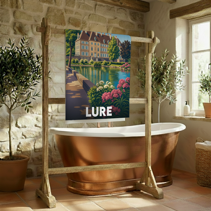 Serviette de bain souvenir de la ville de Lure avec une illustration stylisée.