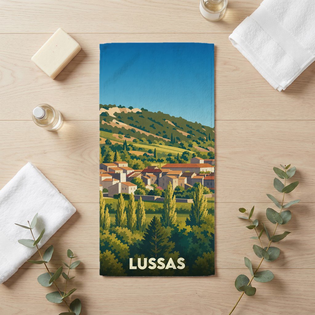 Serviette de bain souvenir de la ville de Lussas avec une illustration de paysage stylisée.