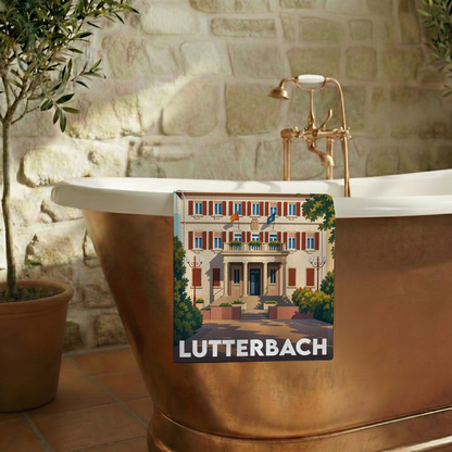 Serviette de bain souvenir de la ville de Lutterbach avec une illustration stylisée de sa mairie.