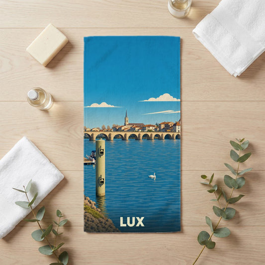 Serviette de bain souvenir de la ville de Lux avec une illustration stylisée des bords de l'eau.