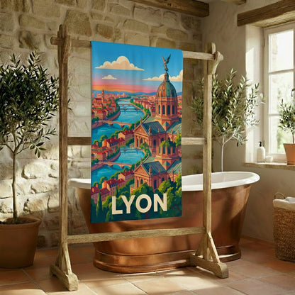 Serviette de bain souvenir de la ville de Lyon avec une illustration stylisée et colorée.