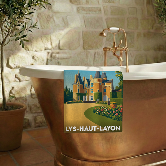 Serviette de bain souvenir de la ville de Lys-Haut-Layon avec une illustration stylisée de château.