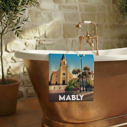 Serviette de bain souvenir de la ville de Mably avec une illustration stylisée d'une église de village.