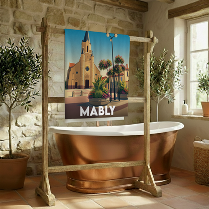 Serviette de bain souvenir de la ville de Mably avec une illustration stylisée de son église et de sa place fleurie.