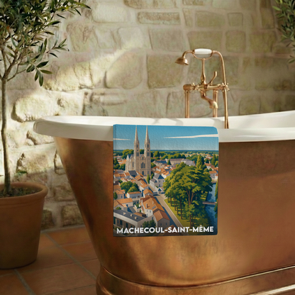 Serviette de bain souvenir de Machecoul-Saint-Même avec une illustration stylisée de la ville.