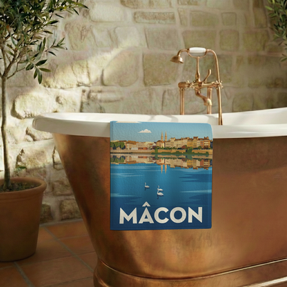 Serviette de bain souvenir de la ville de Mâcon avec une illustration stylisée.