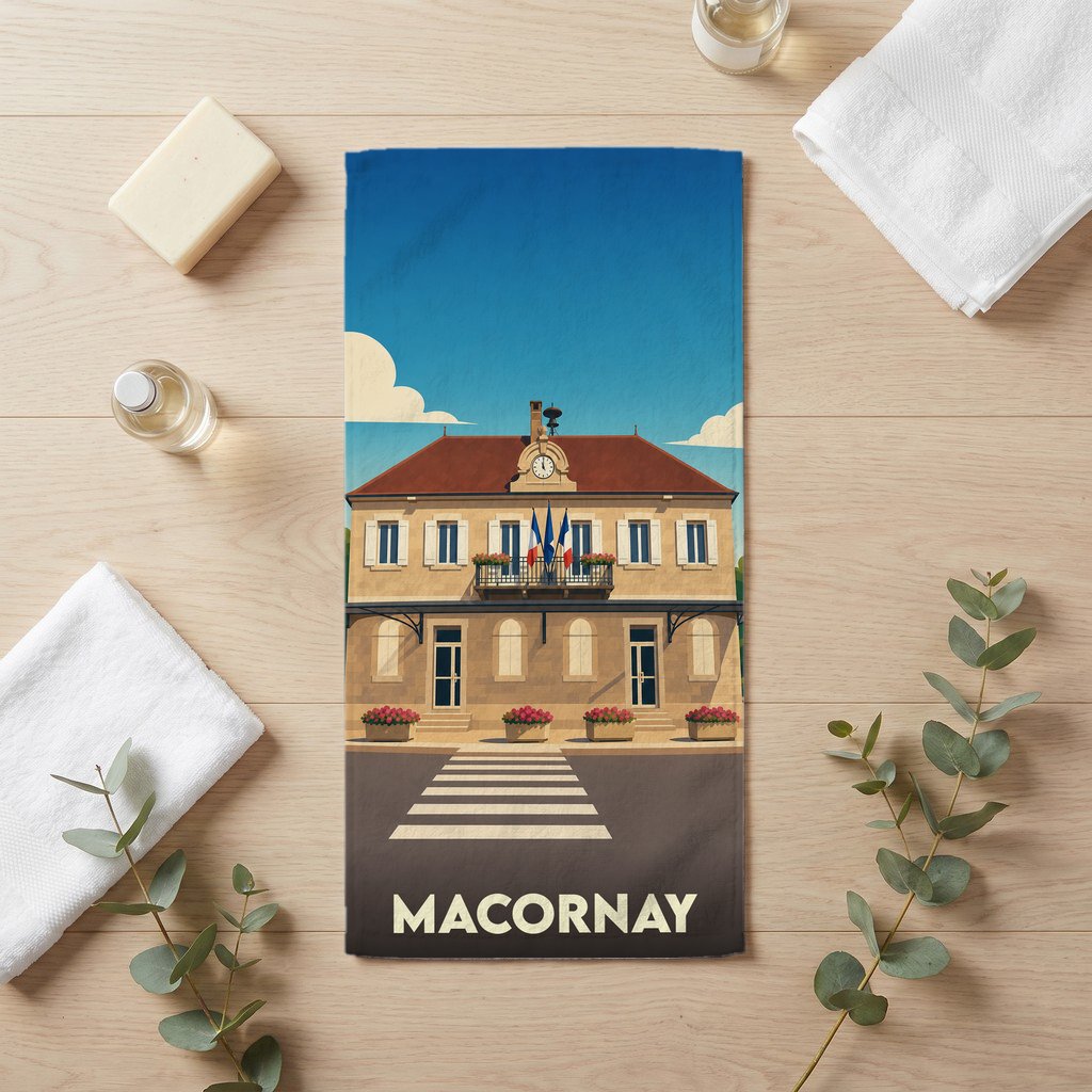 Serviette de bain souvenir de la ville de Macornay avec une illustration stylisée de son hôtel de ville.