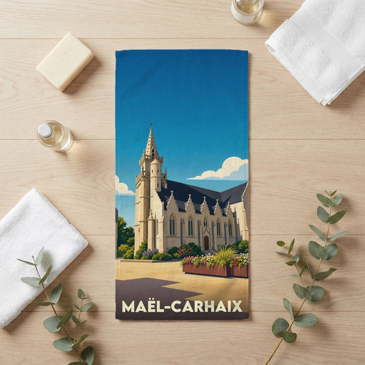 Serviette de bain souvenir de la ville de Maël-Carhaix illustrée d'une église de style gothique.