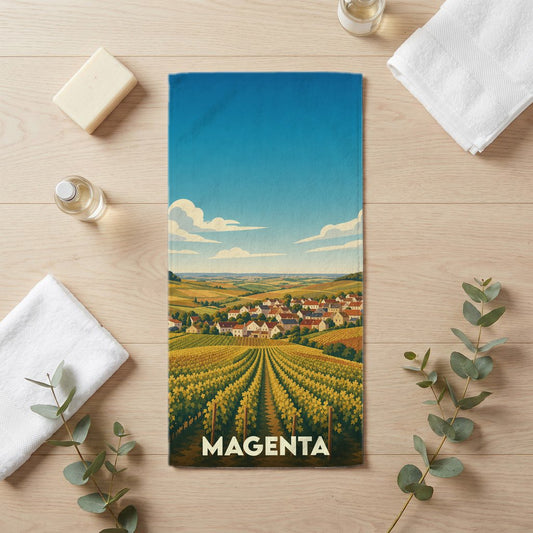 Serviette de bain souvenir de la ville de Magenta illustrée par un paysage de vignobles et de village.