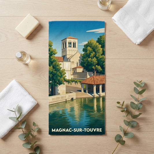 Serviette de bain souvenir de la ville de Magnac-sur-Touvre avec une illustration stylisée.