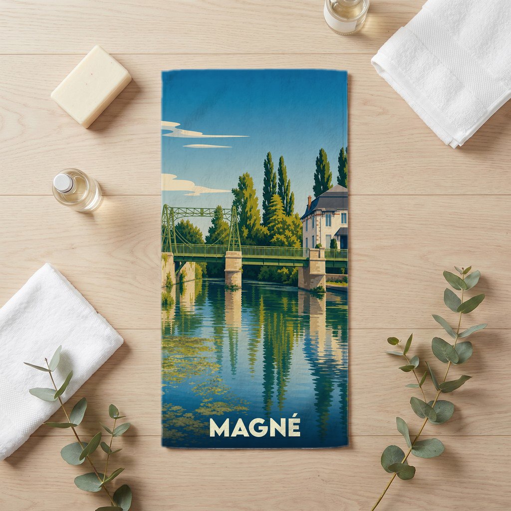 Serviette de bain souvenir de la ville de Magné avec une illustration stylisée d'un pont et d'un cours d'eau.