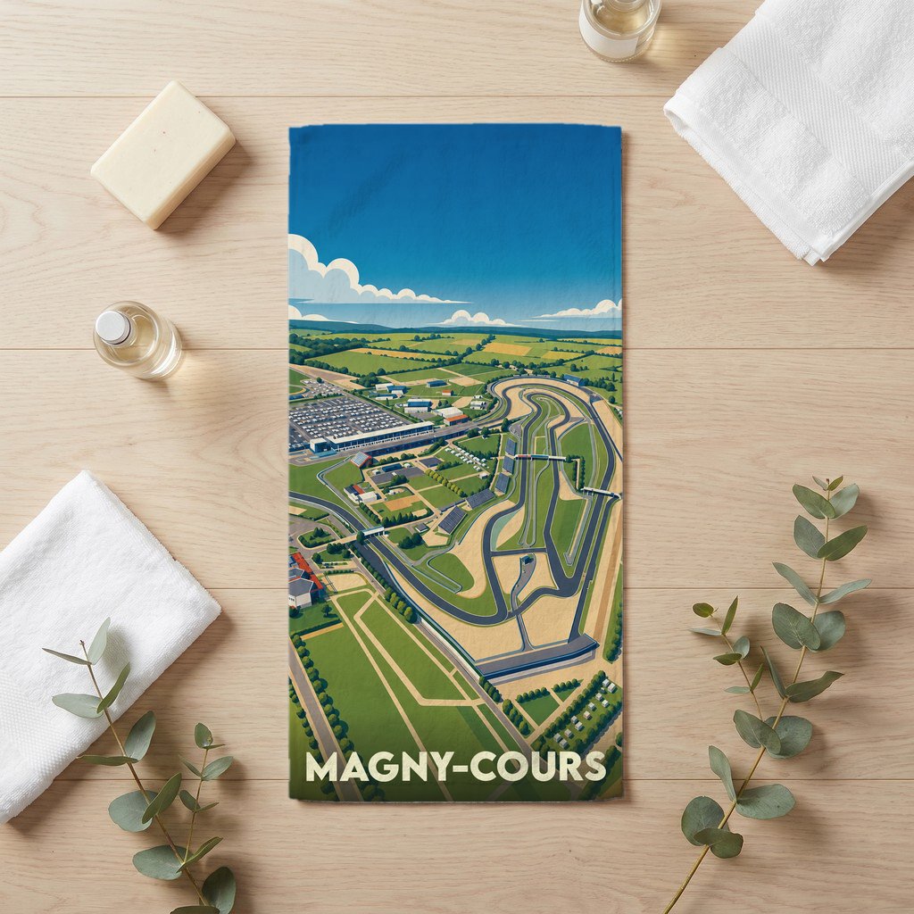 Serviette de bain souvenir de la ville de Magny-Cours avec une illustration stylisée du circuit automobile.