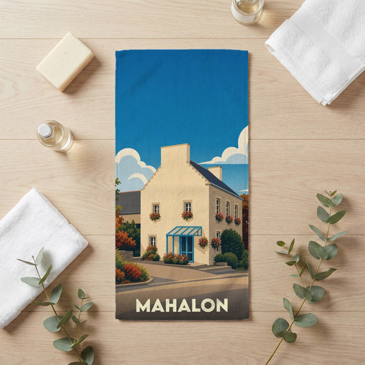 Serviette de bain souvenir de la ville de Mahalon avec une illustration stylisée d'une maison fleurie.