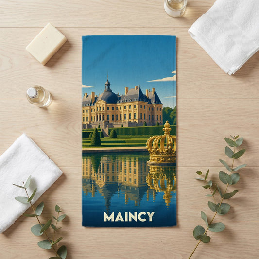 Serviette de bain souvenir de la ville de Maincy illustrée d'un château se reflétant dans l'eau.