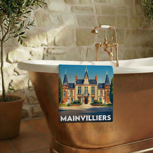 Serviette de bain souvenir de la ville de Mainvilliers avec une illustration stylisée de son hôtel de ville.