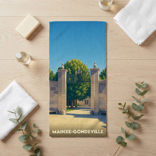 Serviette de bain souvenir de la ville de Mainxe-Gondeville illustrée d'une grille de château stylisée.