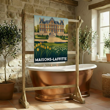 Serviette de bain souvenir de la ville de Maisons-Laffitte avec une illustration stylisée.